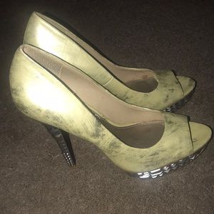 Crump it style base all around and on hill.. Her symbol on back end